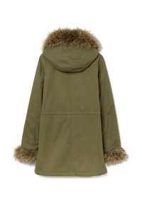Parka de color verde oliva con capucha y borde de piel sintética en el cuello y los puños. Tela suave y ligera. Presenta un corte recto.