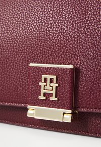 Tommy Hilfiger CROSSOVER - Håndveske - deep rouge