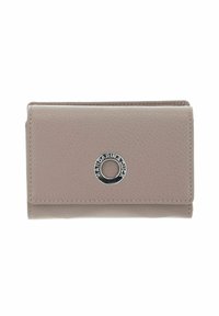 Portefeuille en cuir beige clair avec une surface texturée, une fermeture à pression et un logo circulaire argenté en accent sur le devant.