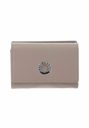 Portefeuille en cuir beige clair avec une surface texturée, une fermeture à pression et un logo circulaire argenté en accent sur le devant.