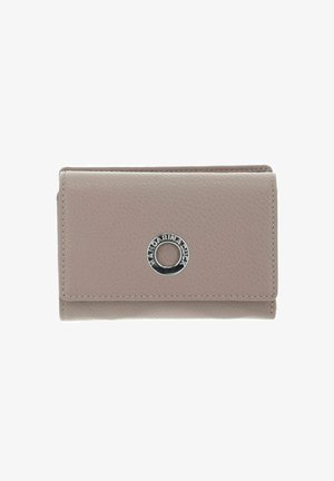 Portefeuille en cuir beige clair avec une surface texturée, une fermeture à pression et un logo circulaire argenté en accent sur le devant.