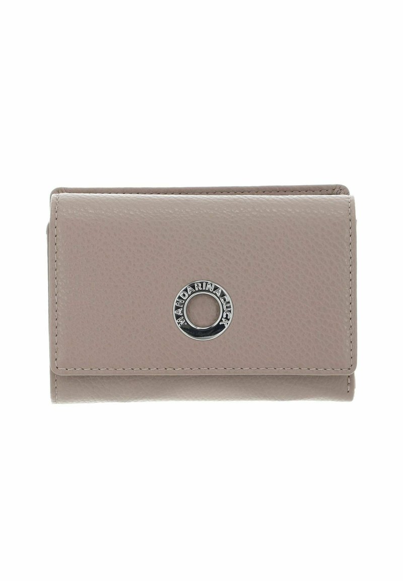 Portefeuille en cuir beige clair avec une surface texturée, une fermeture à pression et un logo circulaire argenté en accent sur le devant.