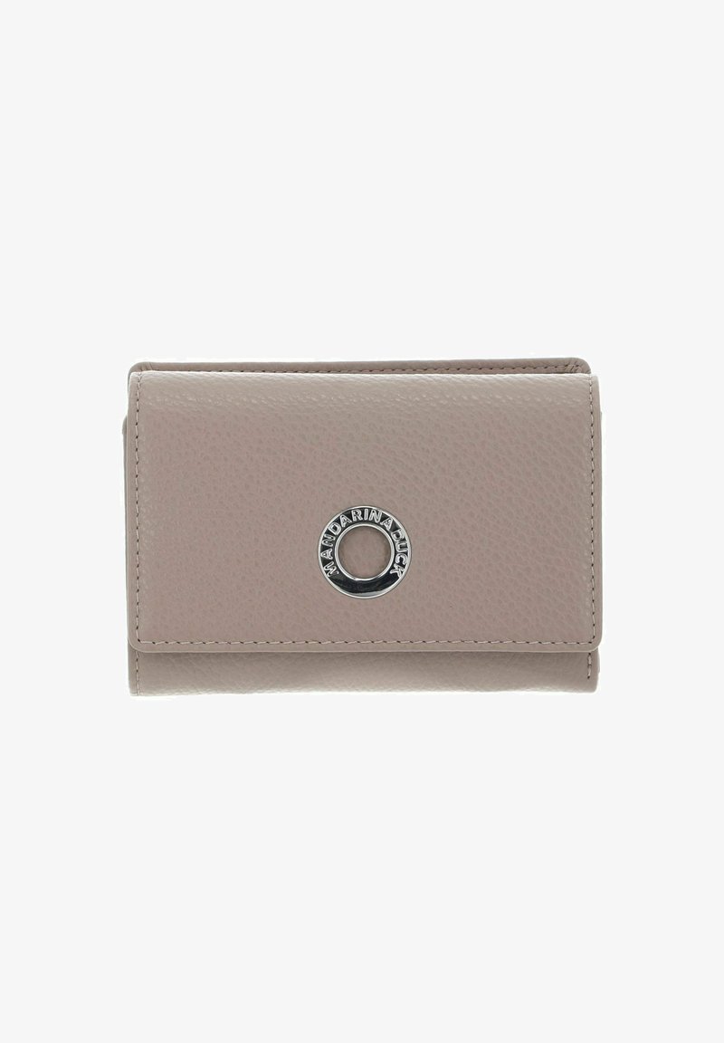 Portefeuille en cuir beige clair avec une surface texturée, une fermeture à pression et un logo circulaire argenté en accent sur le devant.