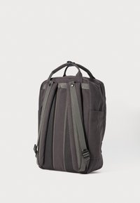 Svart tygryggsäck med vadderade meshryggremmar, dubbla handtag upptill och sidofickor. Har vertikal söm och en hållbar design.