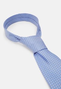 Blåmønstret slips laget av vevd stoff, med en lys blå base og mørkere geometriske design, samt en slank, standard form.