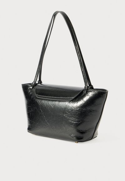 Melna ādas rokassoma ar teksturētu virsmu, liela forma un garas rokas; ar atloku aizdari un minimālas metāla aksesuāru detaļas.