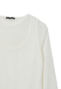 Weißer Strickpullover mit runder Ausschnitt, langen Ärmeln und strukturierter Oberfläche. Das Etikett trägt die Aufschrift "CALLIOPE." Einfaches Design, keine sichtbaren Muster oder Hardware.