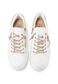 Sneakers bianchi con lacci in pizzo, realizzati in pelle liscia, occhielli con dettagli dorati e lacci testurizzati. Presentano una punta rotonda e una soletta imbottita.