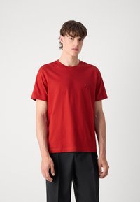 Tommy Hilfiger ESSENTIAL TEE - Základné tričko - dark magma