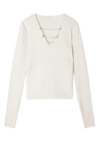 Maglione bianco a coste con maniche lunghe e scollo a V, caratterizzato da un dettaglio decorativo in catena argentata sul petto. Tessuto morbido, design aderente.