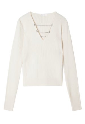 Maglione bianco a coste con maniche lunghe e scollo a V, caratterizzato da un dettaglio decorativo in catena argentata sul petto. Tessuto morbido, design aderente.