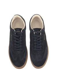 Navy Wildledersneaker mit glatter Oberfläche, abgerundeter Zehenpartie und kontrastierender Gummisohle. Ausgestattet mit dunklen Schnürsenkeln und einem hellen Innenfutter. Goldenes Logodetail.