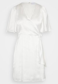 Bílá saténová zavinovací šaty s krátkými puff rukávy, hlubokým V-výstřihem a zavázaným pasem. Hladká textura s jemným leskem a čistými liniemi.