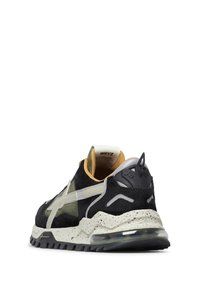 Sneaker nere e verde oliva con materiali in suede e mesh, suola in gomma, intersuola maculata e colletto imbottito. Presenta un logo riflettente.