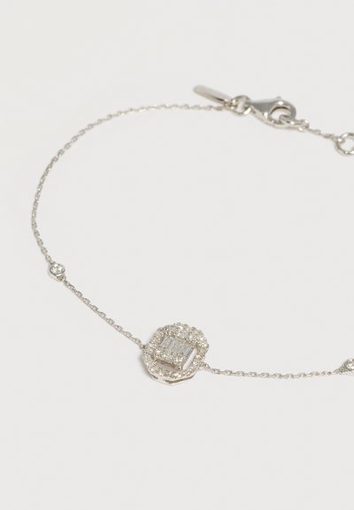 Bracelet délicat en chaîne d'argent avec un groupe rectangulaire central de petites pierres précieuses claires et des pierres supplémentaires le long de la chaîne, fermeture à mousqueton.