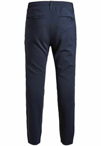 Granatowe spodnie z elastycznym paskiem w talii, z dwiema tylnymi kieszeniami z zaokrąglonymi klapami i tapered nogawką, co zapewnia dopasowany wygląd.