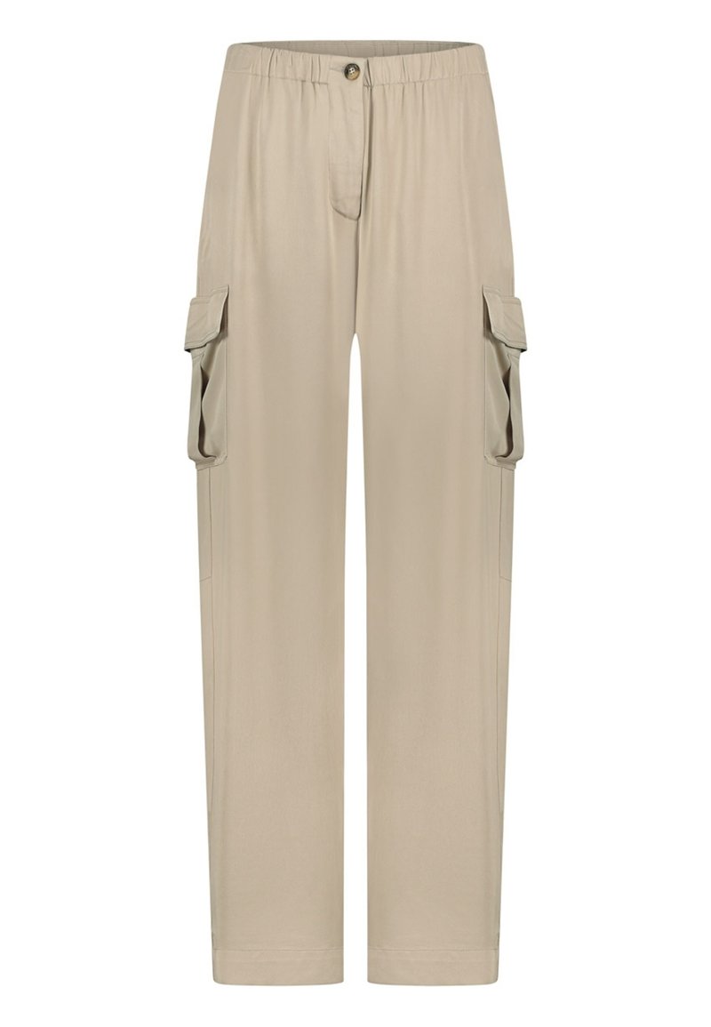 Beige cargobroek met elastische tailleband, knoopsluiting, twee zijvakjes, rechte pijpen en een gladde stofstructuur.