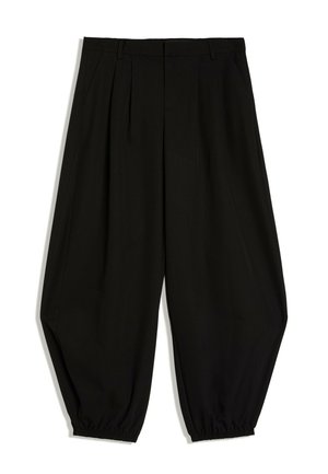 Pantalon noir coupe ample avec plis, passants pour ceinture, jambes fuselées et poignets élastiqués.