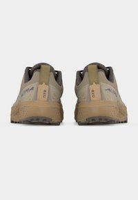 Ζευγάρι μπεζ και καφέ παπουτσιών για τρέξιμο σε μονοπάτια, με θέα από πίσω, με τα λογότυπα "GTR" και "Altra" σε λευκό φόντο.