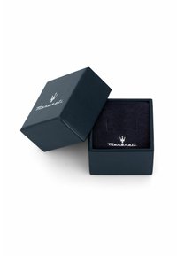 Scatola per gioielli in pelle blu navy con chiusura magnetica, dotata di un morbido interno nero e del logo Maserati impresso sul coperchio.