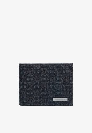 Portefeuille noir avec motif tissé texturé et logo embossé. Forme rectangulaire compacte, fabriqué en matériau synthétique durable, avec une finition lisse.