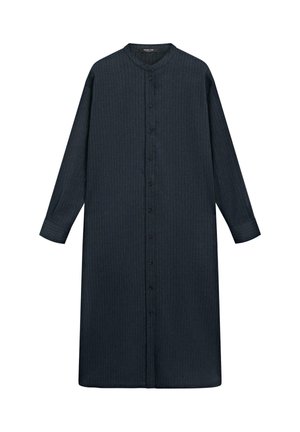 Langärmliges, dunkelblaues Hemdblusenkleid mit dezentem vertikalem Streifenmuster und kleinem, kragenlosem Ausschnitt.