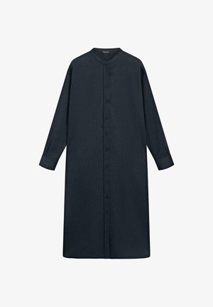 Tmavě modré šaty košilového střihu s dlouhým rukávem, zapínáním na knoflíky a jemným vzorem svislých proužků, s malým límečkem bez límce.