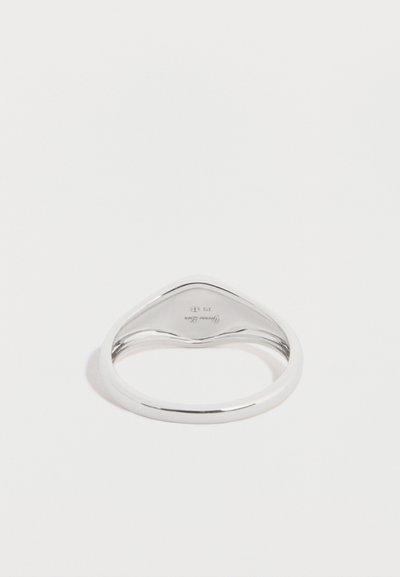 Ασημένιο δαχτυλίδι με ομαλή, γυαλισμένη επιφάνεια και τριγωνικό σχήμα. Χαραγμένες σημάνσεις ορατές στην εσωτερική πλευρά της ζώνης.