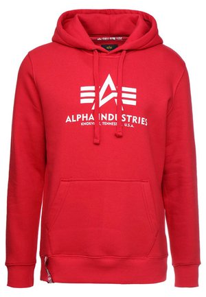 Rode hoodie met een voorkant kangaroo zak, trekkoorden en een wit "Alpha Industries" logo met horizontale strepen. Gemaakt van een katoenmix.