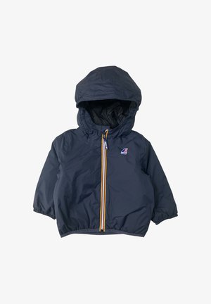Giacca leggera blu navy con cappuccio, dotata di cerniera frontale con strisce gialle, arancioni e bianche, e polsini ed orlo elastici.