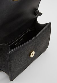 Lauren Ralph Lauren CLASSIC MADISON - Sac banane - black ...