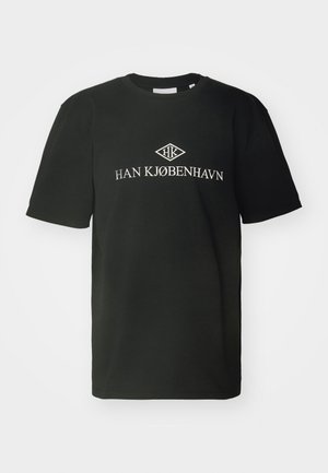 Czarny bawełniany T-shirt z krótkim rękawem, z białym napisem "HAN KJØBENHAVN" oraz logo w kształcie diamentu z przodu.