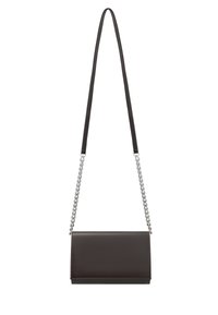 Borsa a tracolla in pelle marrone con design rettangolare, dotata di una cinghia a catena e una texture morbida. Chiusura semplice con dettagli di cucitura visibili.