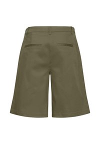 Shorts longueur genou vert olive avec poches passepoilées à l'arrière, passants pour ceinture et design épuré et ajusté.