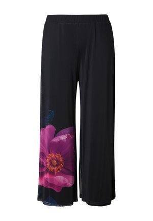 Czarne szerokie spodnie z elastycznym paskiem i dużym różowym nadrukiem kwiatu na dolnej lewej nogawce.