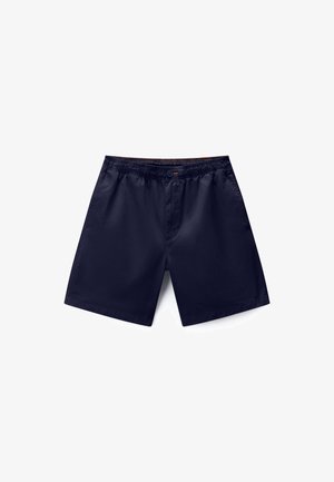 Donkerblauwe heren korte broek met elastische tailleband, knoopsluiting en zijzakken, plat liggend op een witte achtergrond.