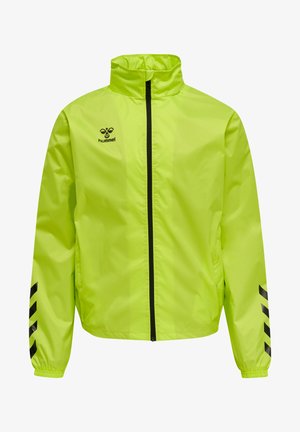 Helle limegrüne Windjacke mit hohem Kragen, durchgehendem Reißverschluss und schwarzen Streifen an den Ärmeln. Mit einem Logo auf der Brust.