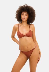 Brun bikini sæt med en tekstureret trekantetop med justerbare stropper og matchende bikiniunderdel med sølv ring accenter.