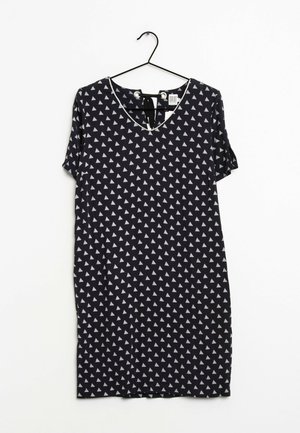 Marineblaues Kurzarmkleid mit V-Ausschnitt, das ein weißes Dreiecksmuster aufweist, aus weichem Stoff gefertigt ist und eine Bindeschließe im Nackenbereich hat.