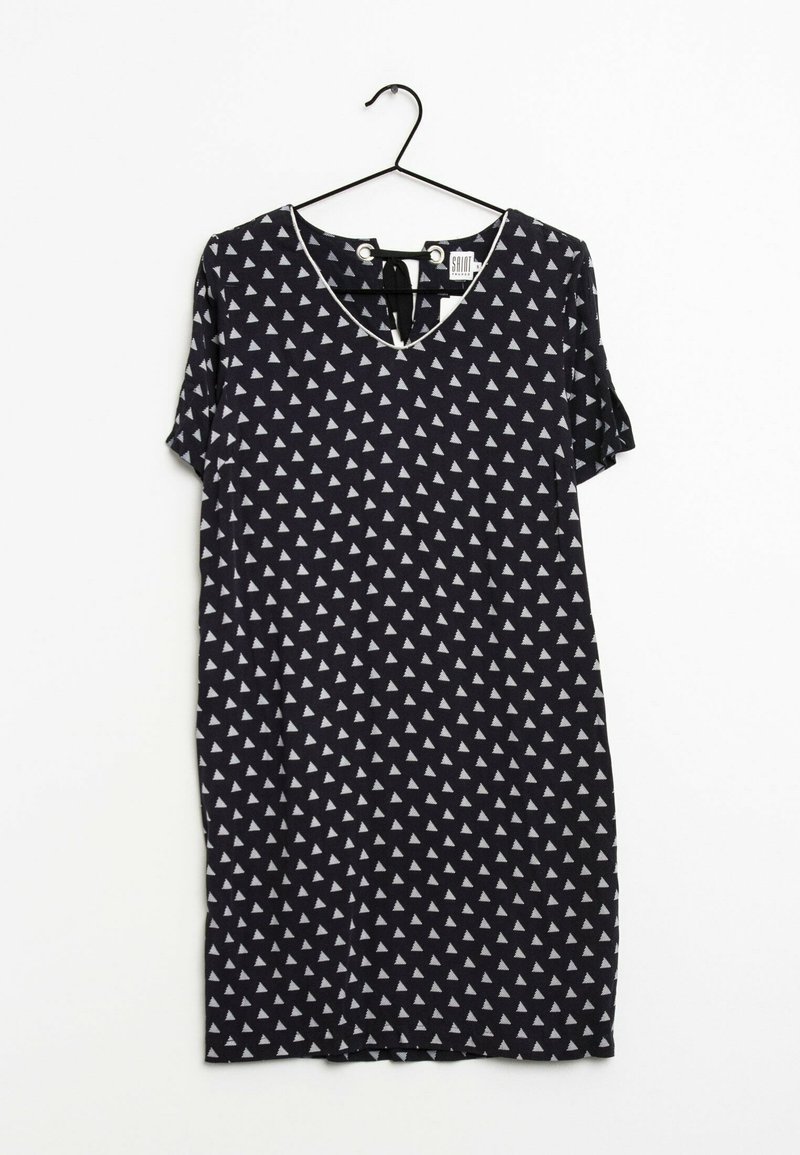 Granatowa, krótka sukienka z rękawami, z dekoltem w serek, z białym wzorem w trójkąty, z miękkiego materiału i z wstążką z tyłu dekoltu.