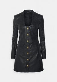 Cappotto di pelle nera con scollatura profonda, maniche lunghe, sei bottoni dorati sul davanti e due tasche frontali. Texture liscia.