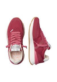Sneaker rosse con una combinazione di texture liscia e scamosciata, punta rotonda, suola intermedia bianca e suola in gomma naturale. Presentano lacci e marchio sulla linguetta.