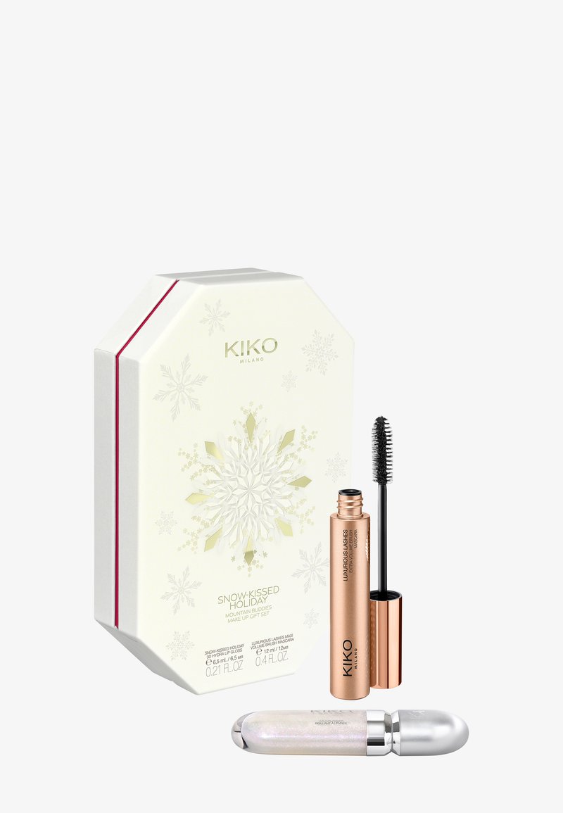 De KIKO Snow-Kissed Holiday make-upset bevat een octagonale witte doos met zilveren accenten, waarin een gouden mascaratube en een zilveren lipproduct zijn opgenomen.