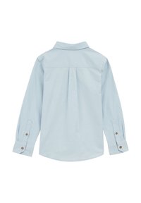 Světle modrá košile s dlouhým rukávem a límečkem, s detailním skladem na zádech a knoflíkovými manžetami s hnědými knoflíky. Hladká bavlněná tkanina.