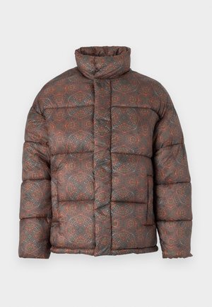 Puffjakke med høj krave, der har et geometrisk mønster i jordfarver som brun, orange og teal, lavet af et kviltet stof.