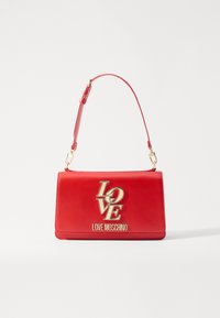 Piros műbőr kézitáska vállpánttal. Arany tónusú "LOVE MOSCHINO" logóval és dombornyomott betűzéssel rendelkezik. Kompakt, téglalap alakú kialakítás.