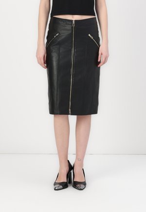 Schwarzer Leder-Bleistiftrock mit einem Reißverschluss an der Vorderseite und zwei Reißverschlusstaschen, der eine elegante, glatte Textur und ein knielanges Design aufweist.