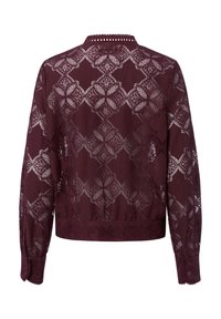 Bordowa koronkowa bluzka z diamentowym i kwiatowym wzorem, długimi rękawami i falbaniastym wykończeniem kołnierza oraz mankietów. Półprzezroczysty materiał.