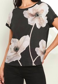 Lipsy EMBELLISHED FLORAL REGULAR FIT - Trükipildiga T-särk - black