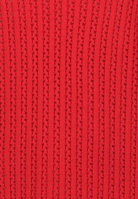 Tessuto a maglia rossa con texture a coste verticali, caratterizzato da piccoli fori sparsi, che conferiscono un aspetto leggero e traspirante.